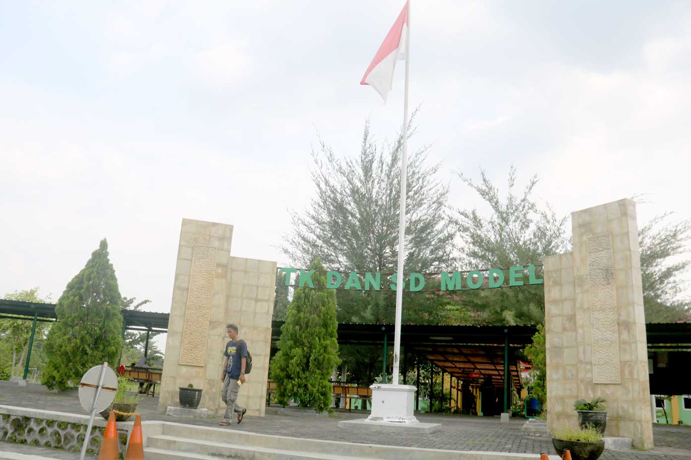 HARUS AMAN BAGI ANAK: Suasana sekolah di SDN Model Sleman, pihak sekolah merasa kecolongan dengan perilaku oknum salah satu gurunya.(Foto:SETIAKY A. KUSUMA/RADAR JOGJA)