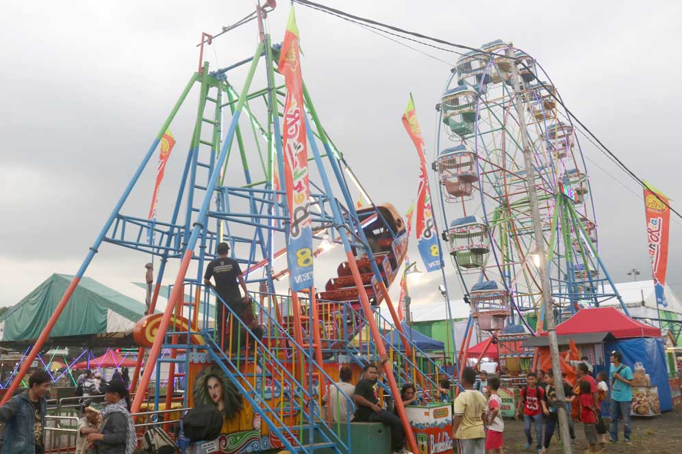HIBURAN RAKYAT: Hari ini (18/11) Pasar Malam Perayaan Sekaten (PMPS) 2016 resmi dibuka. Stan hiburan sudah mulai beroperasi di Alun-Alun Utara Jogja. (SETIAKY A. KUSUMA/RADAR JOGJA)