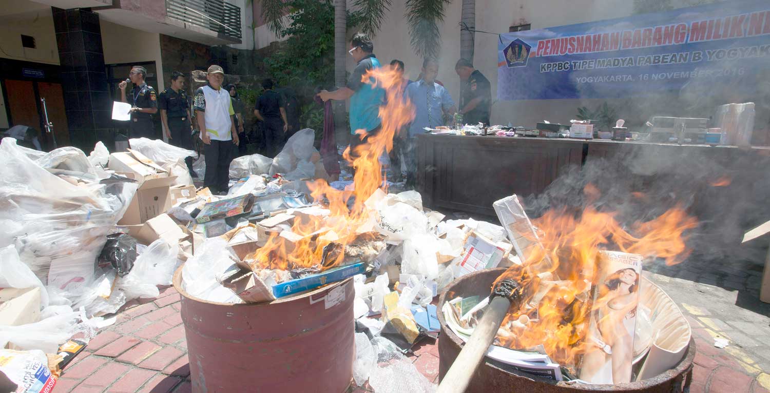 HASIL SITAAN: Petugas memusnahkan barang-barang ilegal sitaan di Kantor Pengawasan dan Pelayanan Bea dan Cukai (KPPBC) Tipe Madya Pabean B, Jogjakarta, Rabu (16/11). KPPBC Jogjakarta memusnahkan 1.619 barang ilegal.(Foto:GUNTUR AGA TIRTANA/RADAR JOGJA)