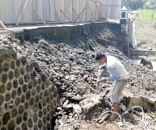 DAMPAK HUJAN DERAS: Talud Jembatan Sumber yang ambrol sepanjang 15 meter, sehingga mengakibatkan arus lalu lintas di jalan Secang-Pucang-Magelang, terganggu.(Foto:Adi Daya Perdana/Radar Jogja)