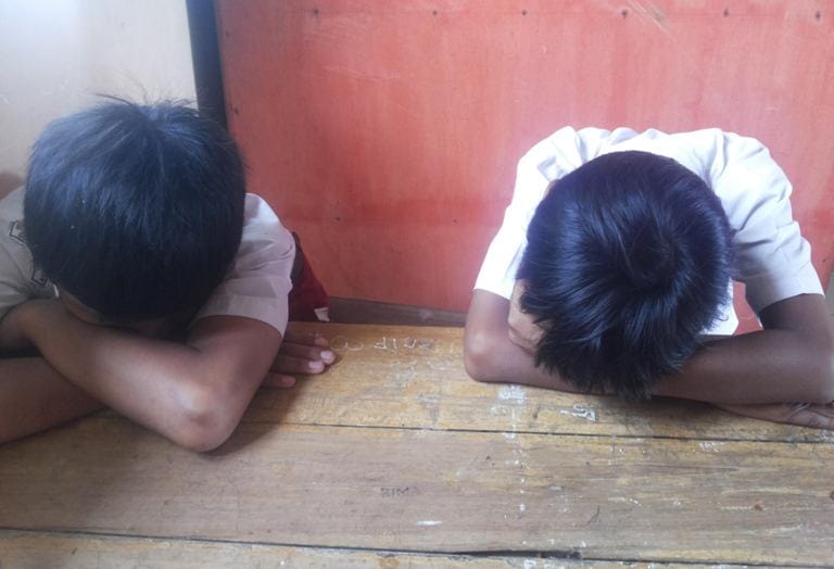 KELELAHAN : Dua orang murid SD di Wonosari mengantuk saat kegiatan belajar mengajar.(Gunawan/Radar Jogja)