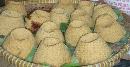 TIWUL -- Slamet selaku pengelola Warung Tiwul “Yu Tum” dengan produk tiwul-nya.