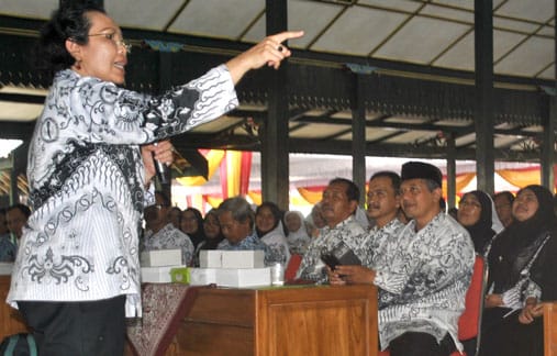 SEMANGAT: Para guru di Gunungkidul menghadiri peringatan HUT PGRI di Bangsal Sewokoprojo Wonosari kemarin.Foto: (GUNAWAN/RADAR JOGJA)