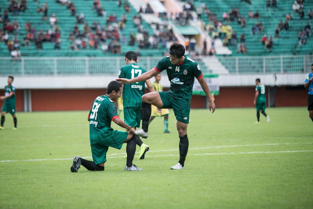 Risky Novriansyah saat melakukan selebrasi setelah gol keduanya bersarang di gawang PERSIP Pekalongan, dalam laga uji coba di stadion Maguwoharjo, Sleman, Jogjakarta, kemarin (19/6). PSS Sleman menang 3-1 atas tamunya.