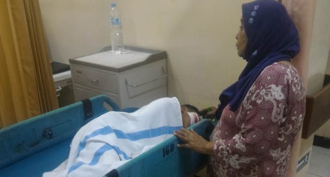 -KORBAN: Aril Dwi Wicaksono menjalani perawatan di RSUD Moh. Shaleh, Probolinggo.(Rizky Putra Dinasti/Radar Bromo/JPG)
