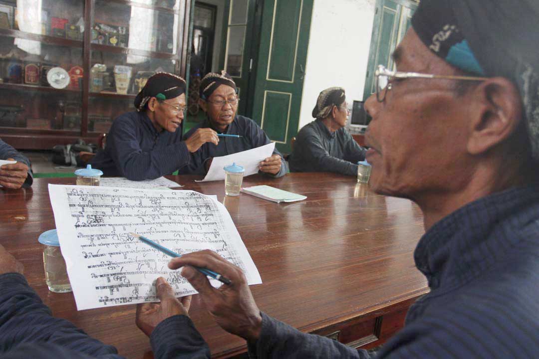 KELAS PAMULANGAN: Abdi dalem mengikuti kelas membaca dan menulis aksara Jawa di perpustakaan Keraton Jogja, Kamis (1/12).(Foto:GUNTUR AGA TIRTANA/RADAR JOGJA)