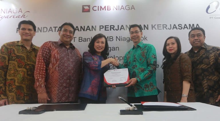 KERJA SAMA: Direktur Consumer Banking CIMB Niaga Lani Darmawan (tiga dari kiri) bersama Presiden Direktur PT Cowell Development Tbk Edhi Sutanto (tiga dari kanan) disaksikan Deputy Chief of Transaction Banking CIMB Niaga Andrew Suhandinata (kiri), Head of