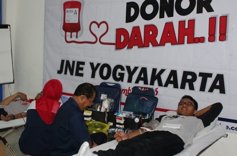 BAKTI SOSIAL: karyawan JNE tengah mendonorkan darahnya.