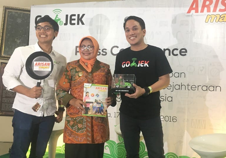 EKSPANSIF: Dari kiri, CEO PT RUMA Aldi Haryopratomo , Wakil Bupati Sleman Dra Hj Sri Muslimatun MKes, dan President GO-JEK Andre Soelistyo di Sindu Kusuma Edupark, Jogjakarta.