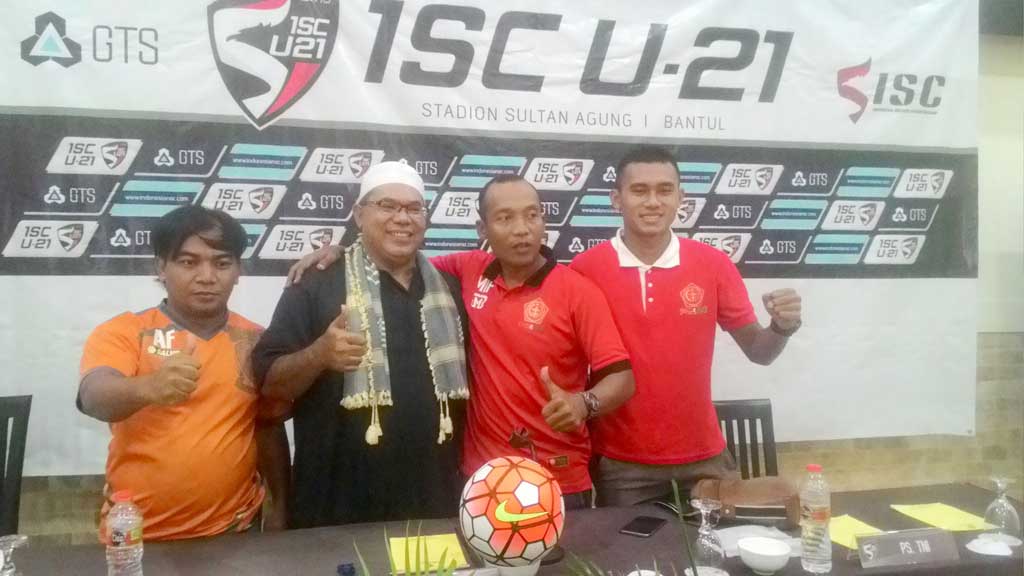 AKRAB: Para pelatih empat tim yang lolos semifinal ISC U-21 usai jumpa pers di The Grand Palace Hotel kemarin (9/12).(AMIN SAHRI/RADARJOGJA)