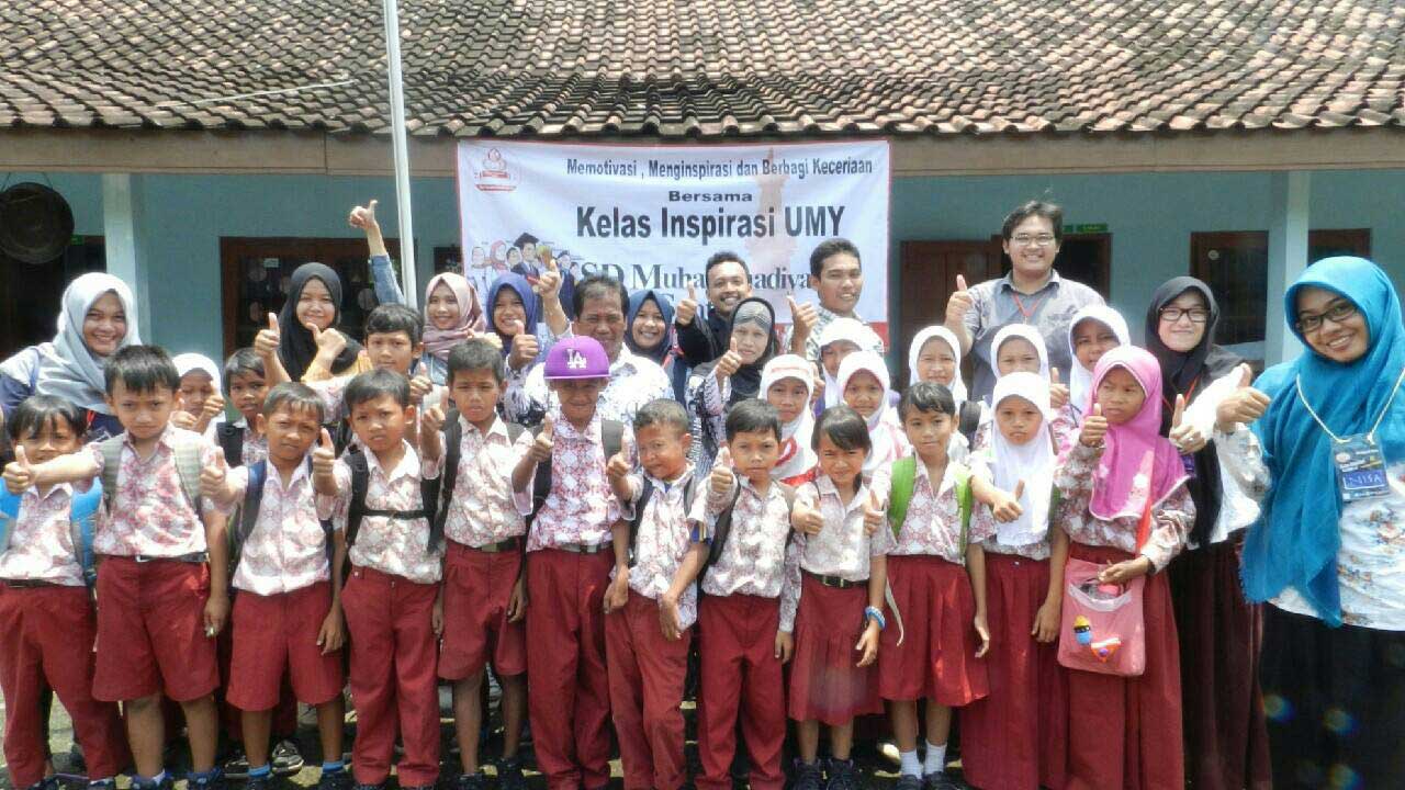 INSPIRATIF: Relawan kelas inspirasi UMY bersama siswa dan guru SD Muhammadiyah Suten, Sendangrejo, Minggi, Sleman.(Dokumentasi Pribadi/RADAR JOGJA)