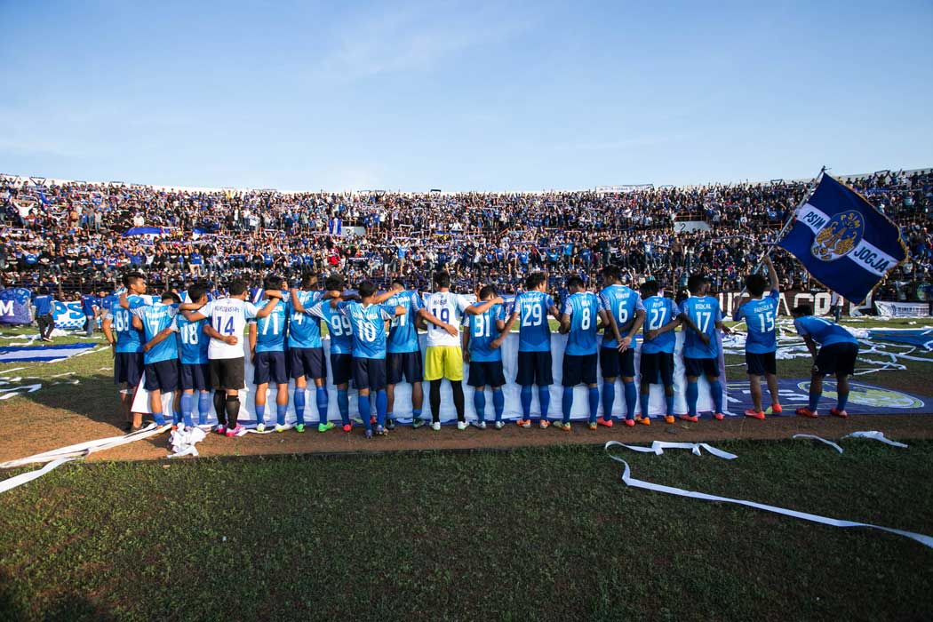 MUDA POTENSIAL: Para pemain PSIM Jogja merayakan kebahagiaan bersama suporter di Stadion Sultan Agung (SSA) Bantul. Tim ini sudah dibubarkan. Manajemen akan membentuk tim lagi awal tahun depan untuk mempersiapkan diri menghadapi kompetisi musim 2017.(RADA