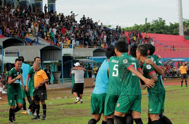 JAWARA : Kapten PSS Sleman Busari (kiri) sedang merayakan kemenangan, usai menundukkan Perssu Sumenep., 2-1, di Stadion Gelora Bumi Kartini Jepara