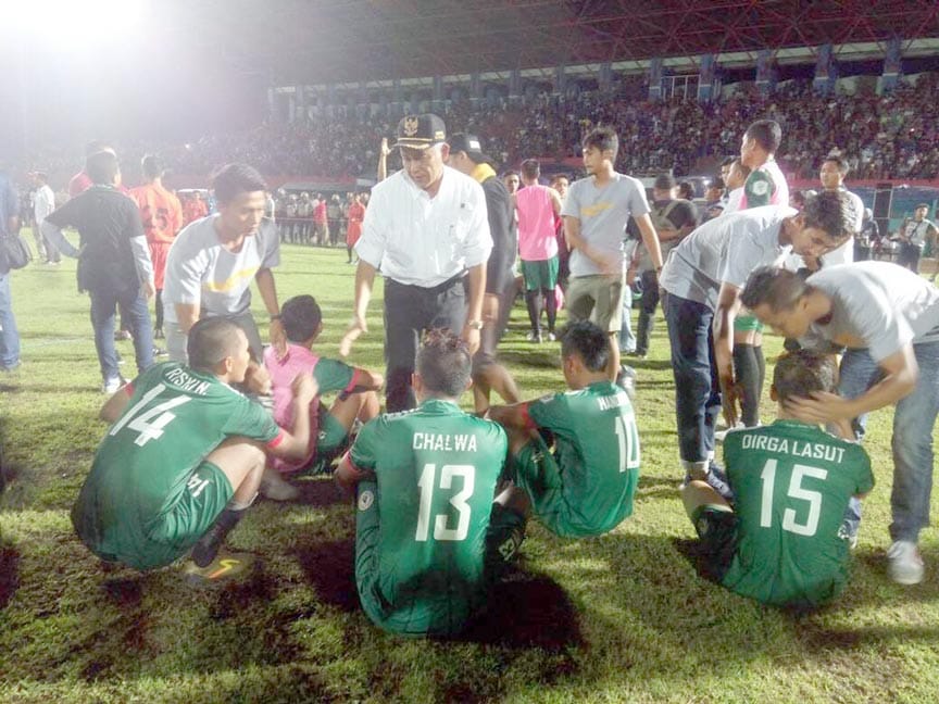 MENGUATKAN : Bupati Sleman Sri Purnomo menghampiri para pemain PSS Sleman usai melakoni laga final ISC-B di Stadion Bumi Kartini Jepara tadi malam. PSS Sleman menyerah 3-4 dari PSCS Cilacap.(RIZAL SETYO NUGROHO/RADAR JOGJA)