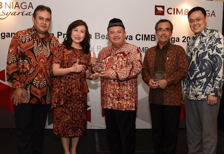 PENGHARGAAN REKTOR: Dari kiri, Direktur Syariah Banking CIMB Niaga Pandji P. Djajanegara, Direktur Consumer Banking CIMB Niaga Lani Darmawan, Direktur Kemahasiswaan Universitas Gadjah Mada Dr Drs Senawi MP, Wakil Rektor 4 Universitas Diponegoro Prof Dr Ir