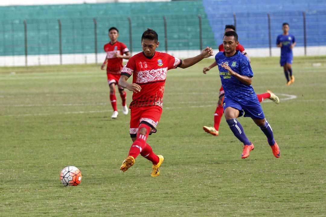 KETAT: Pemain Perseden Denpasar Soni Setiawan (merah) dikawal pemain Persikota dalam laga di SSA kemarin (2/12).(RIZAL SETYO NUGROHO/RADAR JOGJA)