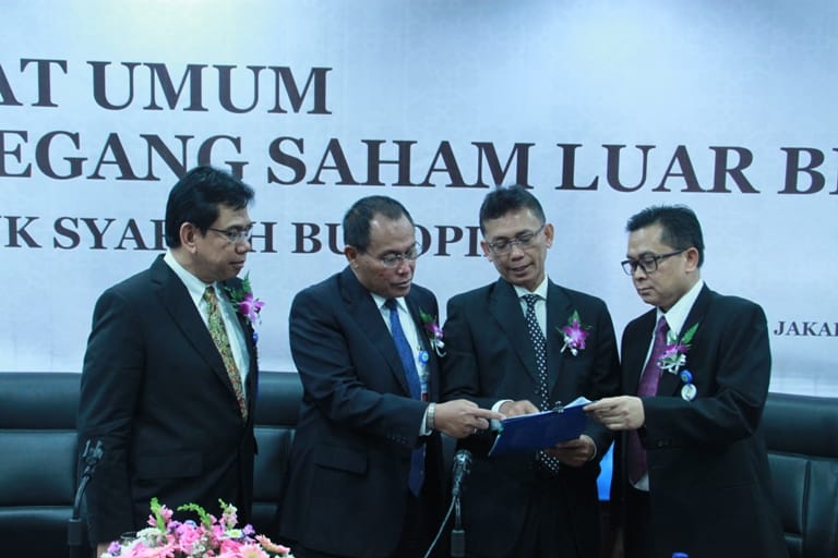 LUAR BIASA: Dari kiri, Direktur Kepatuhan dan Manajemen Risiko Adil Syahputra, Direktur Operasi dan Pelayanan Ruddy Susatyo, Direktur Utama Riyanto, Direktur Bisnis Bank Syariah Bukopin (BSB) Aris Wahyudi usai RUPSLB di Jakarta.