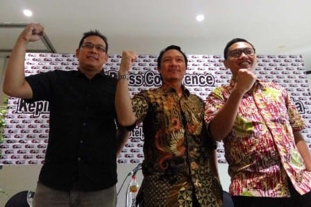 GILA BASKET: Pemilik baru Bimasaksi, dr Edy Wibowo (tengah) usai memberikan keterangan kepada wartawan. (RIZAL SETYO NUGROHO/RADAR JOGJA)