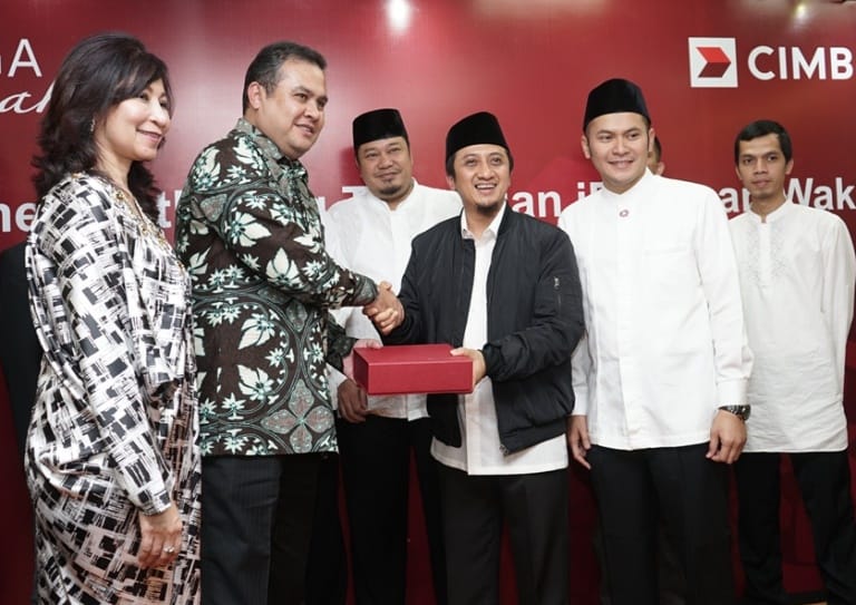 CUSTOMER GATHERING: Direktur Syariah Banking CIMB Niaga Pandji P. Djajanegara (tiga dari kiri) serahkan cenderamata pada Pembina Yayasan PPPA Daarul Quran Ustad Yusuf Manshur (tiga dari kanan), disaksikan Head of Sales and Distribution Syariah Banking CIM