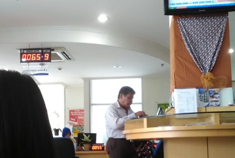 MASIH MENUNGGU : Suasana kantor Bank BPD DIJ Cabang Wonosari. Sampai saat ini, belum bisa melayani penukaran pecahan uang emisi baru.(Gunawan/Radar Jogja).