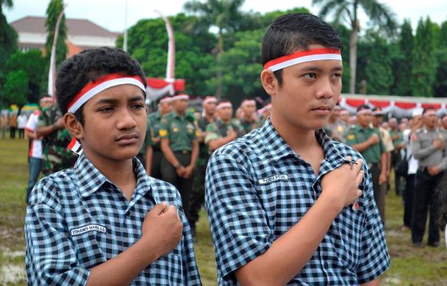 SERIUS: Para pelajar tunjukkan rasa cinta tanah air dalam Apel Nusantara Bersatu di Alun-alun Purworejo. (BUDI AGUNG/RADAR JOGJA)