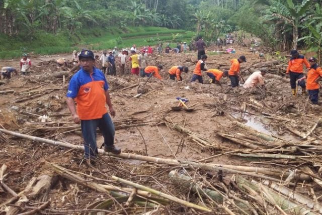 REKAHAN : Petugas BPBD Purworejo melakukan pendataan terhadap rumah terancam longsor akibat rekahan tanah di Desa Donorejo, Kecamatan Kaligesing. (BUDI AGUNG/RADAR JOGJA)