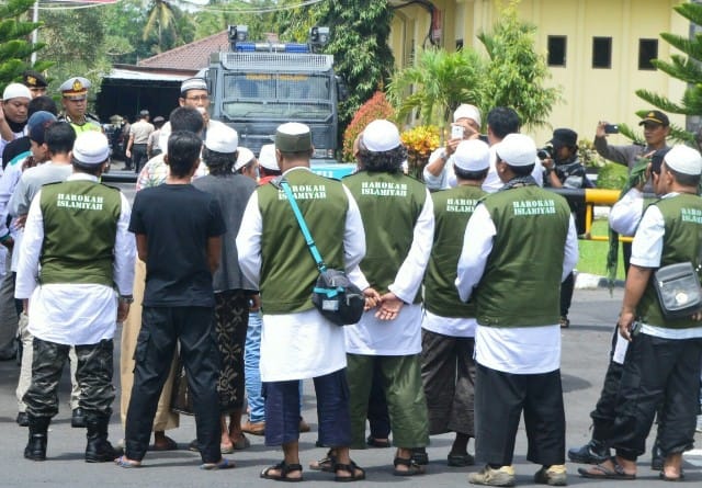 ORASI : Massa dari berbagai ormas memberi dukungan untuk Antha dan Anang yang dimintai keterangan Polres Magelang soal spanduk ajakan berbelanja di warung atau toko milik pribumi. (ADI DAYA/RADAR JOGJA)