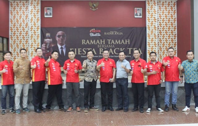 KOMPAK : Jajaran PT Singa Mas Indonesia (SMI) dan Radar Jogja saat axara Ramah Tamah dengan pengasong di Magelang. (ADI DAYA/RADAR JOGJA)