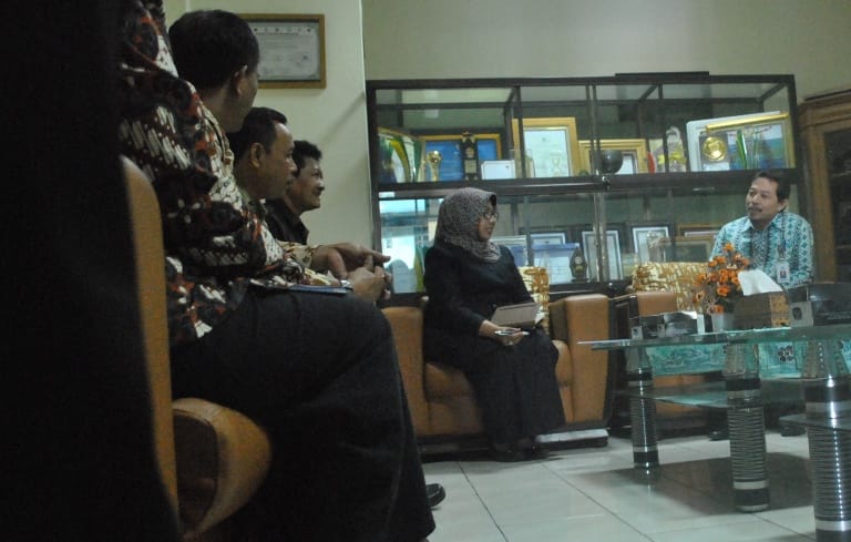 BERAUDIENSI: Kepala Badan Kependudukan dan Keluarga Berencana Nasional (BKKBN) DIJ Aan Jumhana (kanan) saat audiensi dengan Bupati Gunungkidul Badingah (kiri). (Gunawan/Radar Jogja)