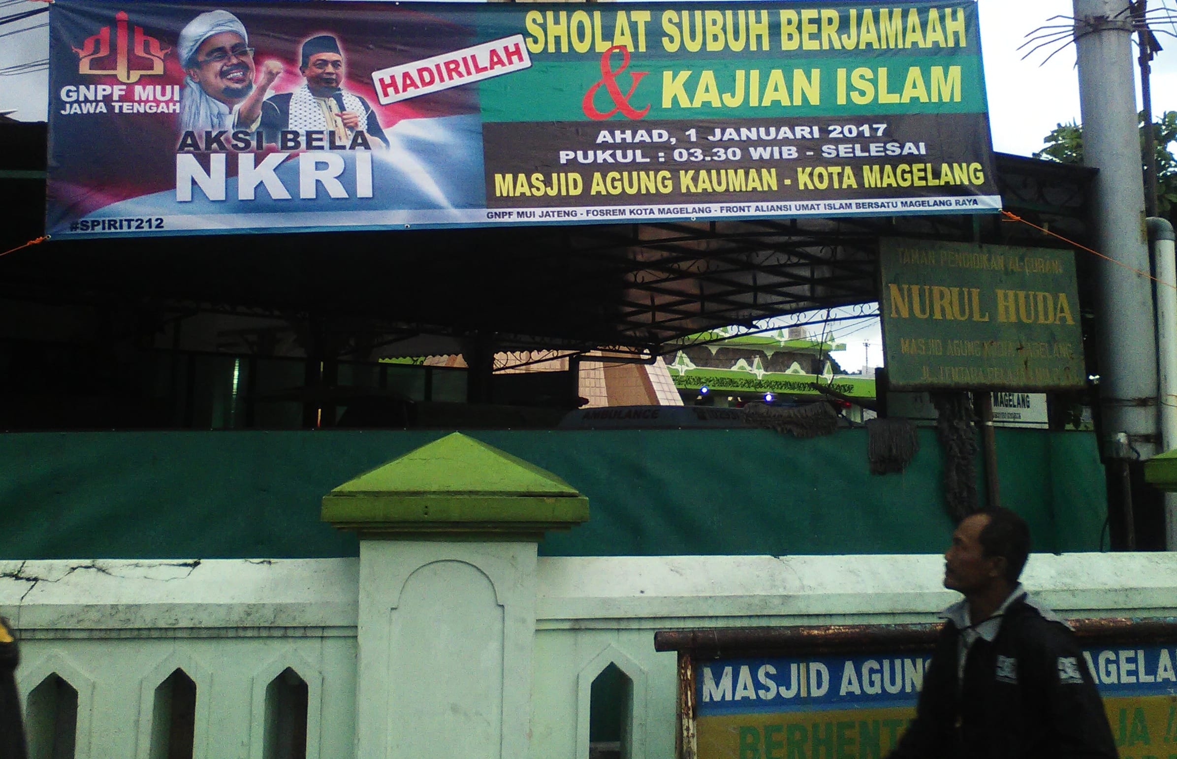 BERTEBARAN : Menjelang perayaan tahun baru 2017, di Kota Magelang banyak ditemui spanduk yang berisi ajakan untuk melakukan ibadah Salat Subuh Berjamaah.