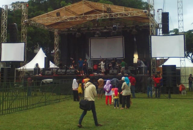 CEK SOUND : Panitia persiapkan panggung untuk kegiatan  Magelang New Year Eve Celebration 2017.