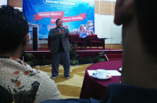 DOKTRIN : Pemilik Kedai Digital Saptuari Sugiharto, sedang presentasikan kiat usaha tanpa riba dalam Seminar Bisnis dan Workshop Internet Marketing yang diselenggarakan Kantor Pelayanan Pajak (KPP) Pratama Magelang di Hotel Atria.(FRIETQI SURYAWAN/RADAR J