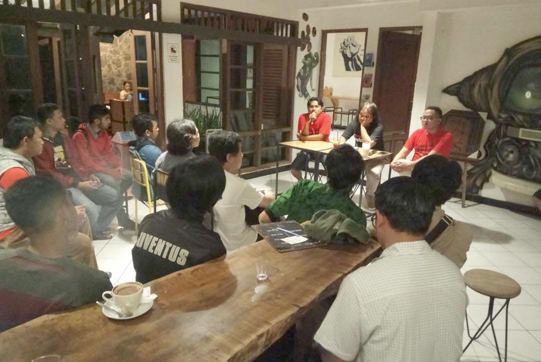 GAYENG: Obrolan sepak bola Indonesia di Dongeng Kopi, Jalan Wahid Hasyim yang diadakan oleh Fandom.ID Senin (26/12).(ADITYA RIZKI FOR RADAR JOGJA)
