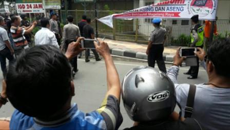 Pencopotan spanduk yang dipermasalahkan Polres Magelang. (Istimewa)