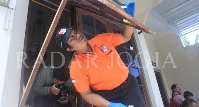 Satreskrim dan Tim Inafis Polres Kulonprogo melakukan olah TKP di Kantor Notaris dan PPAT R Chandra Dewi Kusumawati, Rabu (21/12). (Foto: Hendri Utomo/Radar Jogja Online)