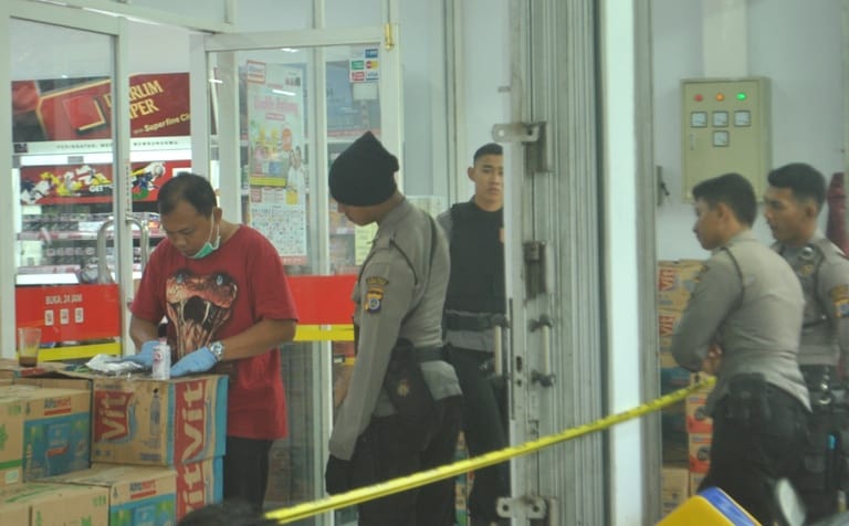 GERAK CEPAT: Tim dari Polres Gunungkidul melakukan olah TKP perampokan toko Alfamart di Widoro Kulon, Bunder, Patuk.(Gunawan/Radar Jogja).