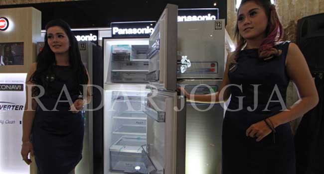 PT Panasonic Gobel Indonesia meluncurkan lemari es Bright and Beauty (BB) Series di Hotel Tentrem Jogja, Kamis (15/12). Lemar es ini diyakini dapat mendeteksi cahaya ruangan dan membuat makanan selalu segar. (Foto: Guntur/Radar Jogja Online)