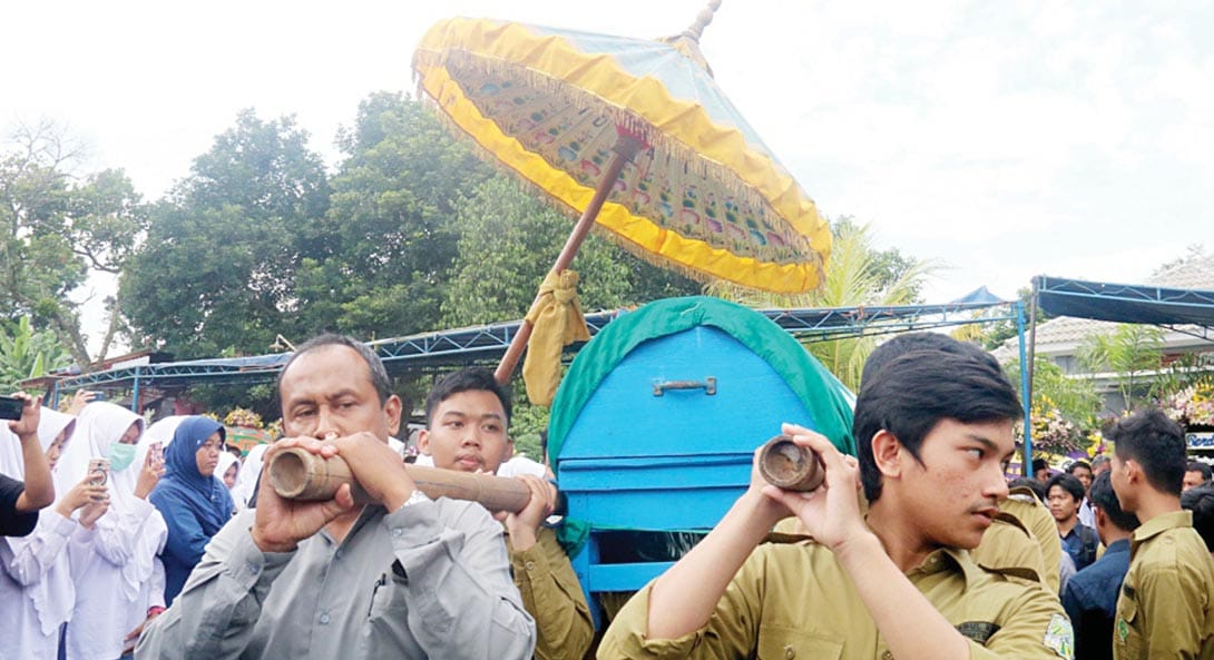 JOGJABERDUKA: Pelajar SMA Muhi Jogja mengusung keranda jenazah Adnan Wirawan Ardiyanta kemarin (14/12). Ratusan pelayat mengantarkan korban klithih di Selopamioro, Imogiri, Bantul itu hingga tempat peristirahatan terakhir di Pemakaman Dusun Bayen, Purwoma