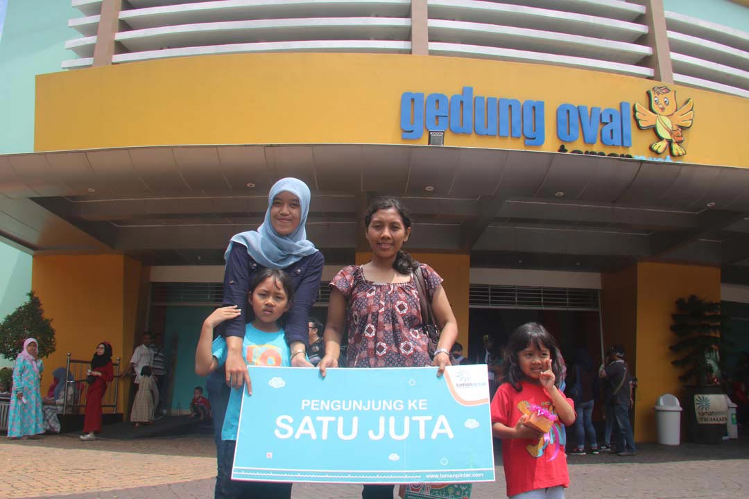 LIBURAN KELUARGA: Bernadetta Setyaningsih dan keluarganya mendapatkan kejutan sebagai pengunjung Taman Pintar ke satu juta satu.(  SETIAKY A. KUSUMA/RADAR JOGJA)