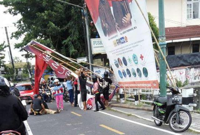 Baliho Pilwali Jogja yang ambruk dan menimpa masyarakat