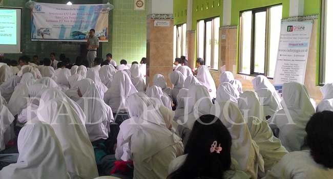 Kegiatan roadshow sosialisasi UU Lalu Lintas dan tata cara pengurusan santunan kecelakaan PT Jasa Raharja di SMAN 1 Banguntapan. (Foto: Ahmad Riyadi/Radar Jogja Online)