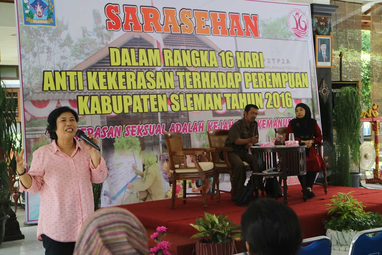 BEBER DATA : Siti Roswati dari Rifka Annisa WCC memaparkan data-data kasus kekerasan yang ditangani lembaganya.(foto:DWI AGUS/Radar Jogja)