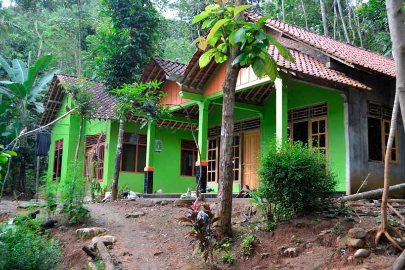 BARU: Rumah yang dibangun Ika Puspitasari, terduga teroris di samping rumah ayahnya, Sudiyono.  Rumah Ika baru saja selesai dibangun dan belum ditempati.(Budi Agung/Radar Jogja)