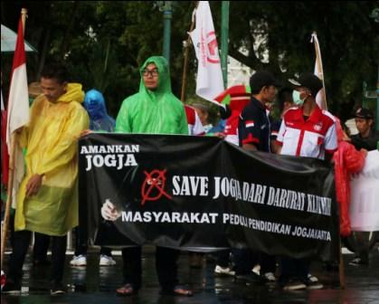 Kasus penganiayaan  pelajar oleh kelompok pelajar lain di kota jogja hingga kini terus menuai protes berbagai kalangan kemarin 17/