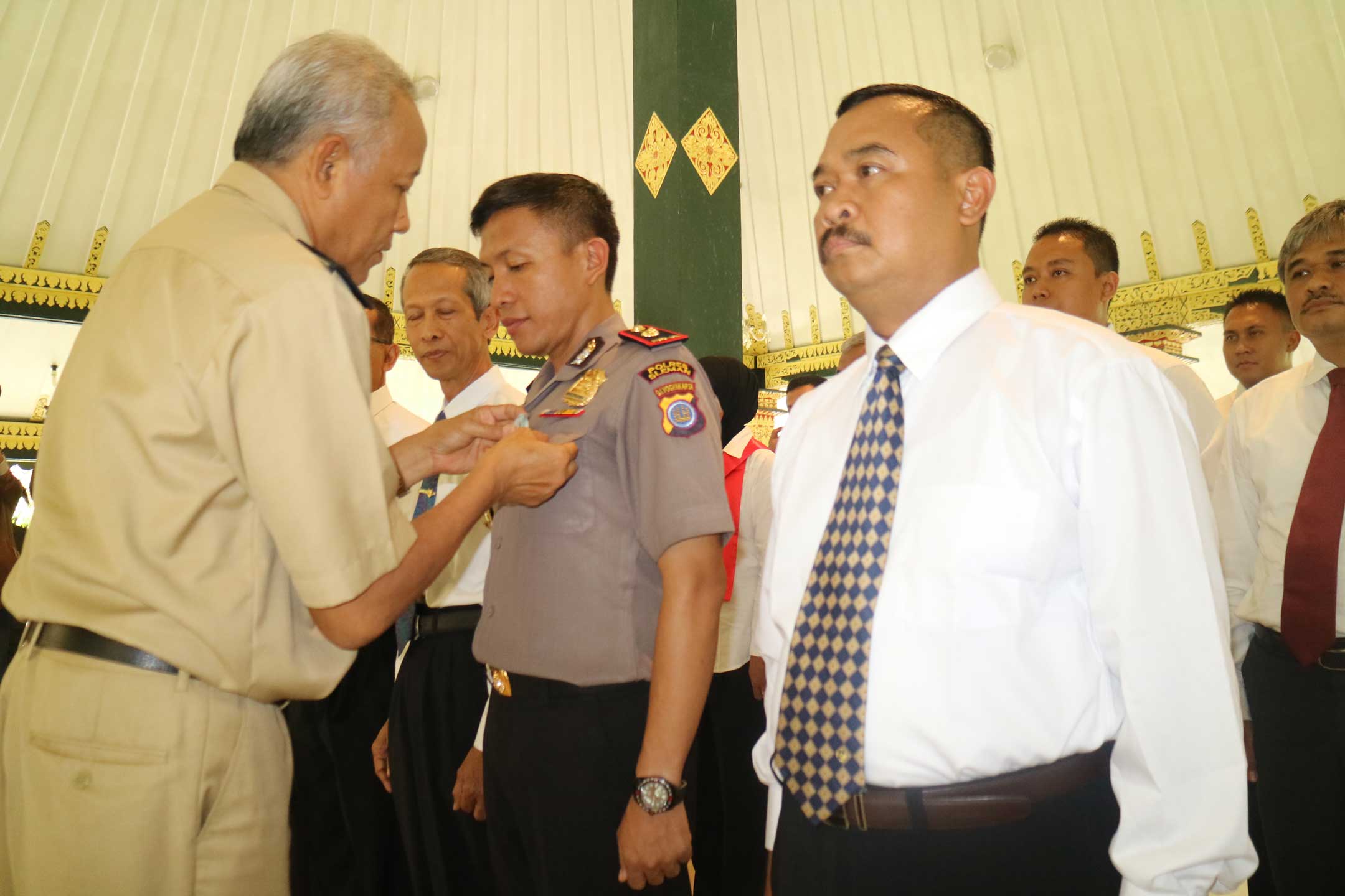 AMANAH : Bupati Sleman Sri Purnomo mengukuhkan 40 anggota Satuan Tugas Sapu Bersih Pungutan Liar (Saber Pungli) di Pendopo Parasamya kemarin (6/12).(Foto:DWI AGUS/Radar Jogja)