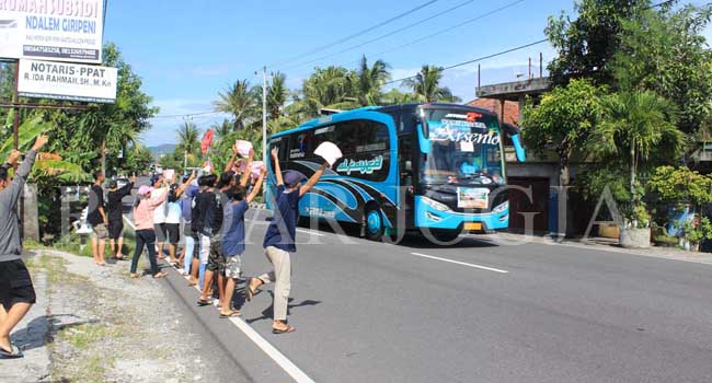 Belasan remaja Kulonprogo berburu telolet di Jalan Wates-Jogjakarta, Durungan, Wates. (Foto: Hendri Utomo/Radar Jogja Online)