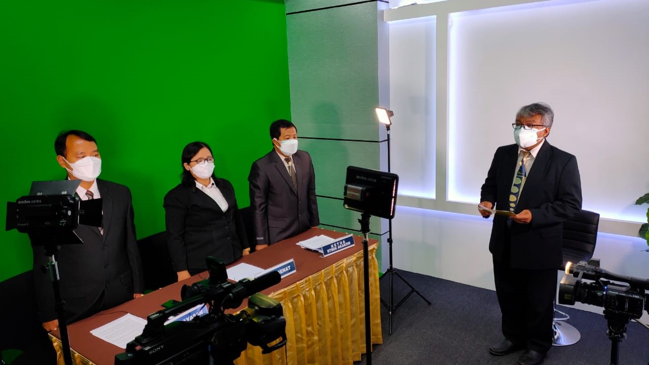 DIES NATALIS: Suasana live streaming Dies Natalis ke-42 STMIK AKAKOM pada Rabu (30/6). (AHMAD SYARIFUDIN/RADAR JOGJA)