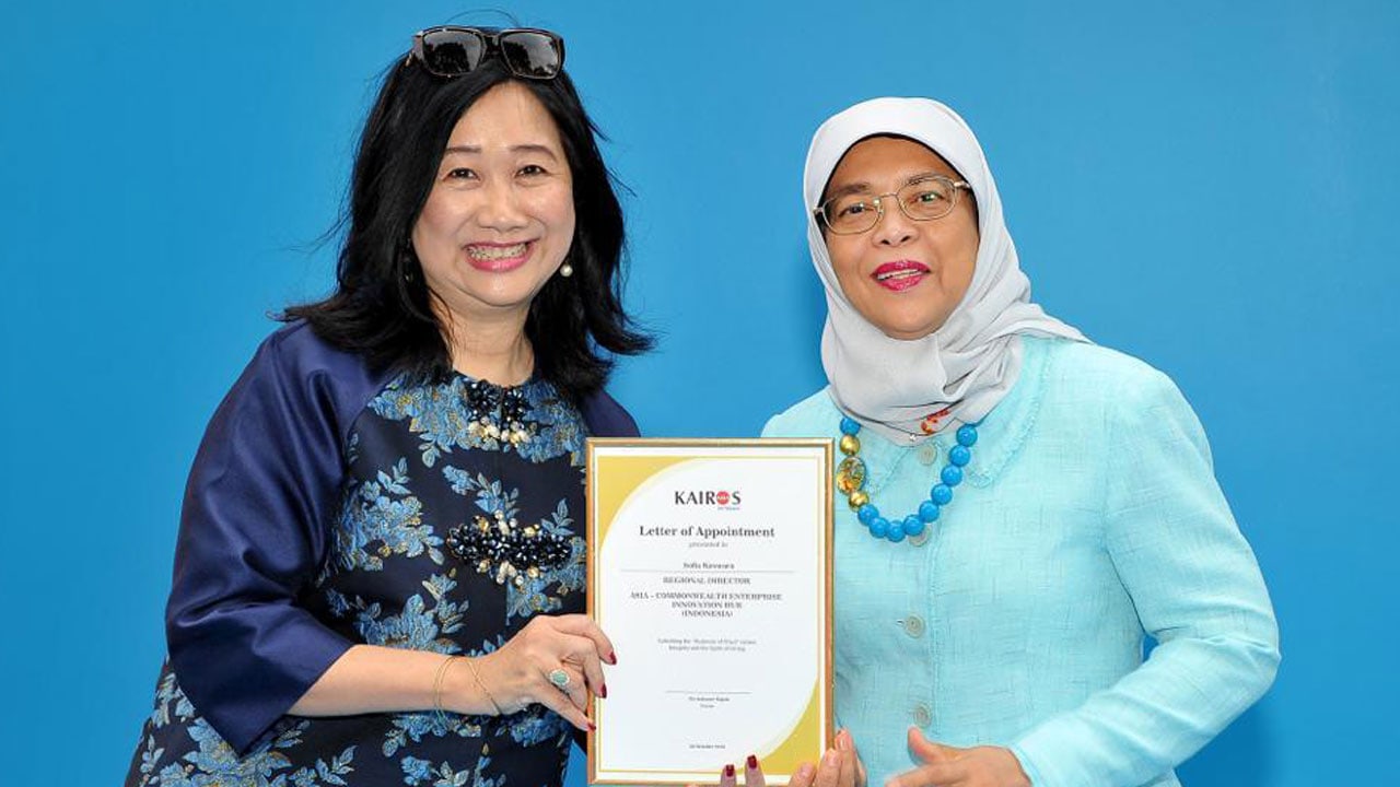 Sofia Koswara dalam sebuah kesempatan bersama Presiden Singapura, Halimah Yacob. (DOK PRIBADI)