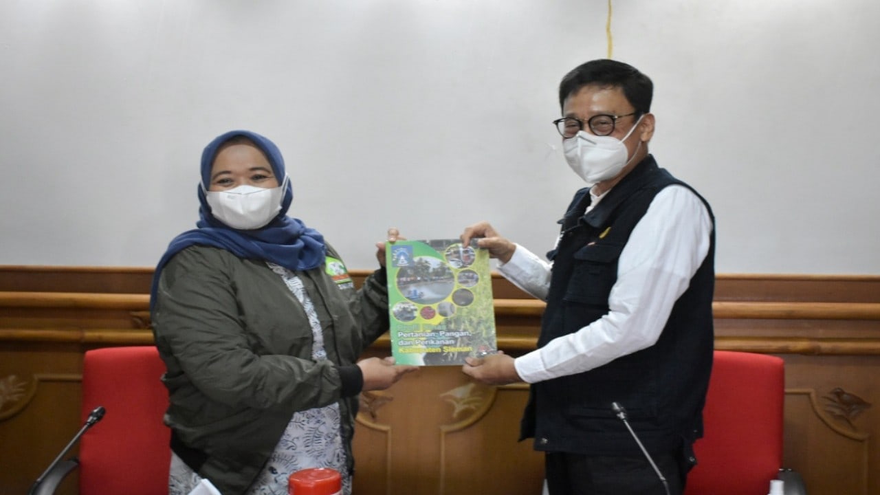 KENANG-KENANGAN: Bupati Sleman Kustini Sri Purnomo (kiri) memberikan Majalah Profil Dinas Pertanian, Pangan, dan Perikanan Sleman kepada Kepala BPPSDMP Kementan Dedi Nursyamsi, Jumat (4/6/2021). (HUMAS PEMKAB SLEMAN)