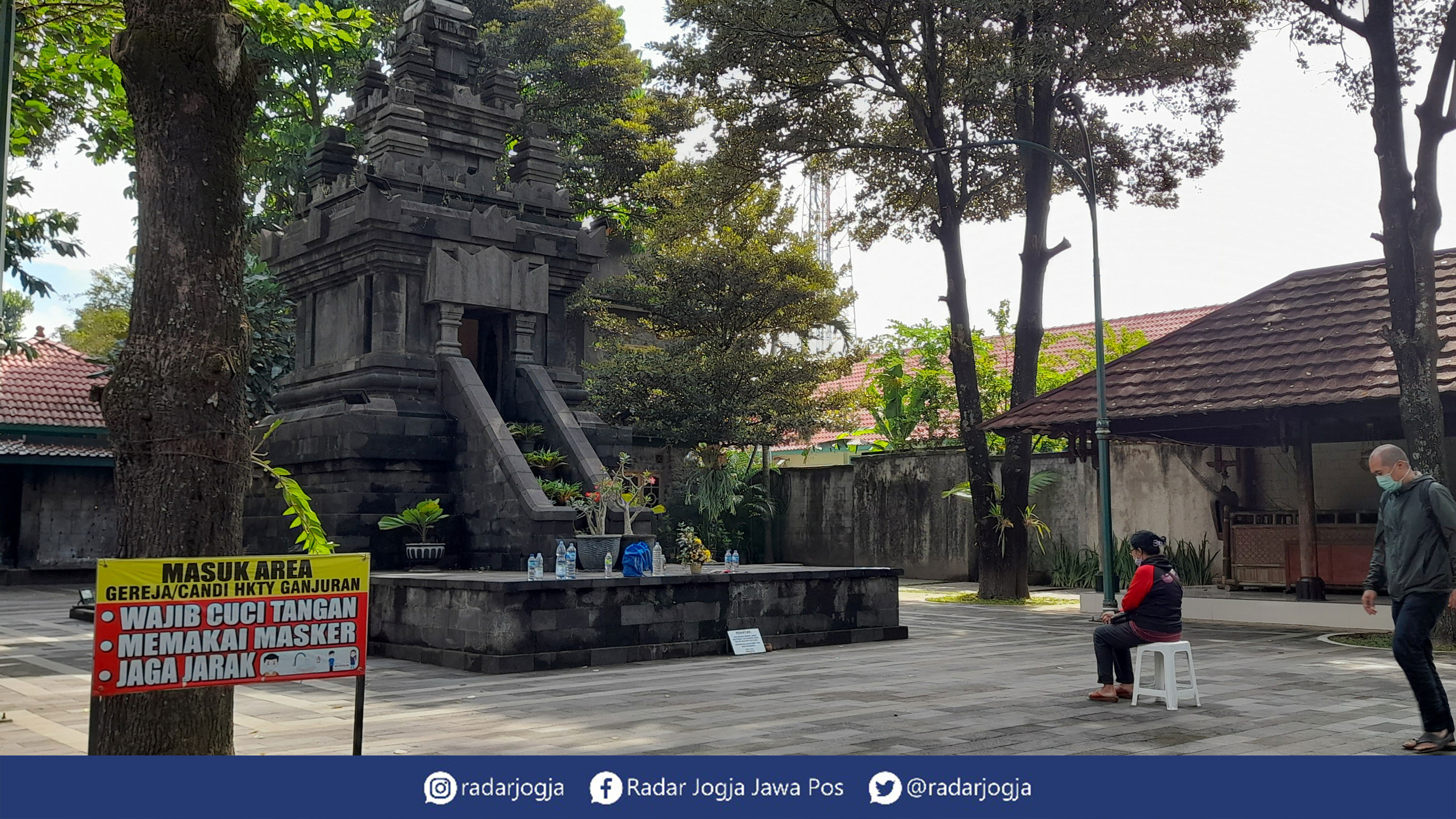 DIBATASI: Ziarah umat di Candi Hati Kudus Tuhan Yesus, Bambanglipuro, Bantul.(SITI FATIMAH/RADAR JOGJA)